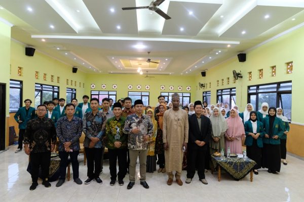 Gambar 1. (Foto Bersama dengan narasumber)